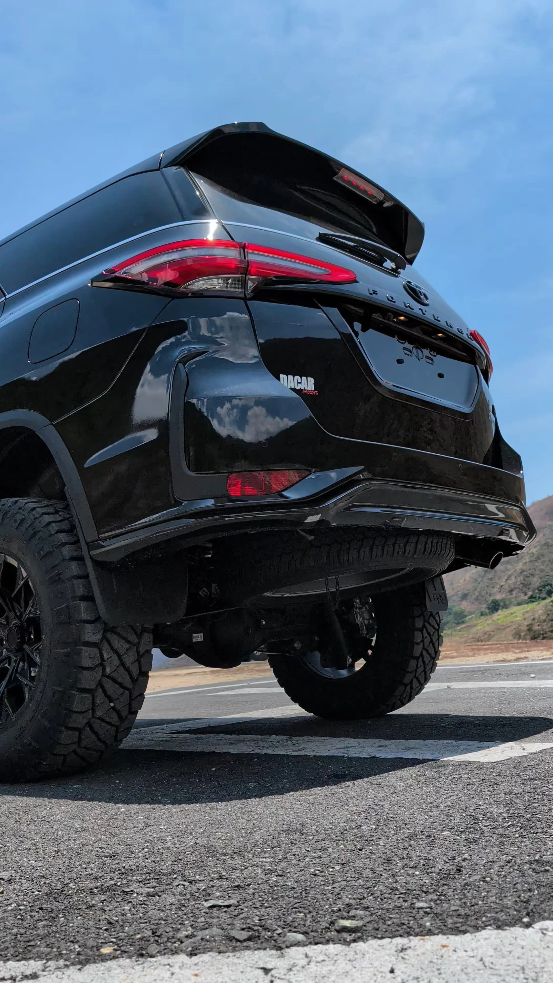 Detalle de Hilux preparada en terreno