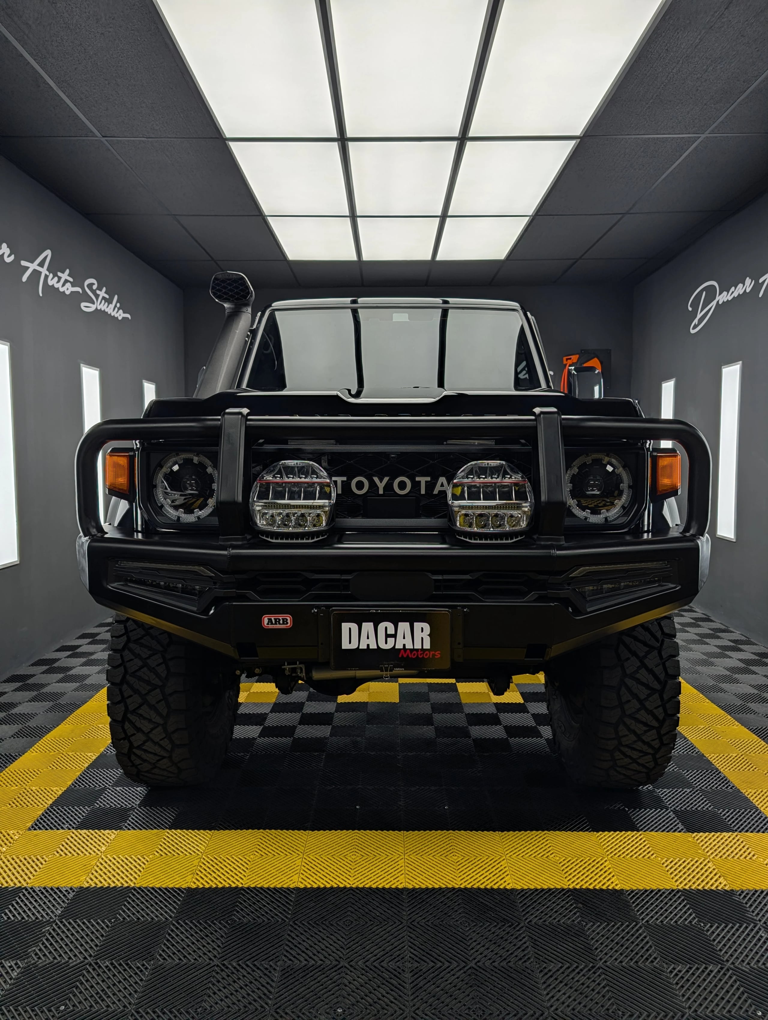 Toyota Land Cruiser 70 preparado por Dacar, vista de tres cuartos