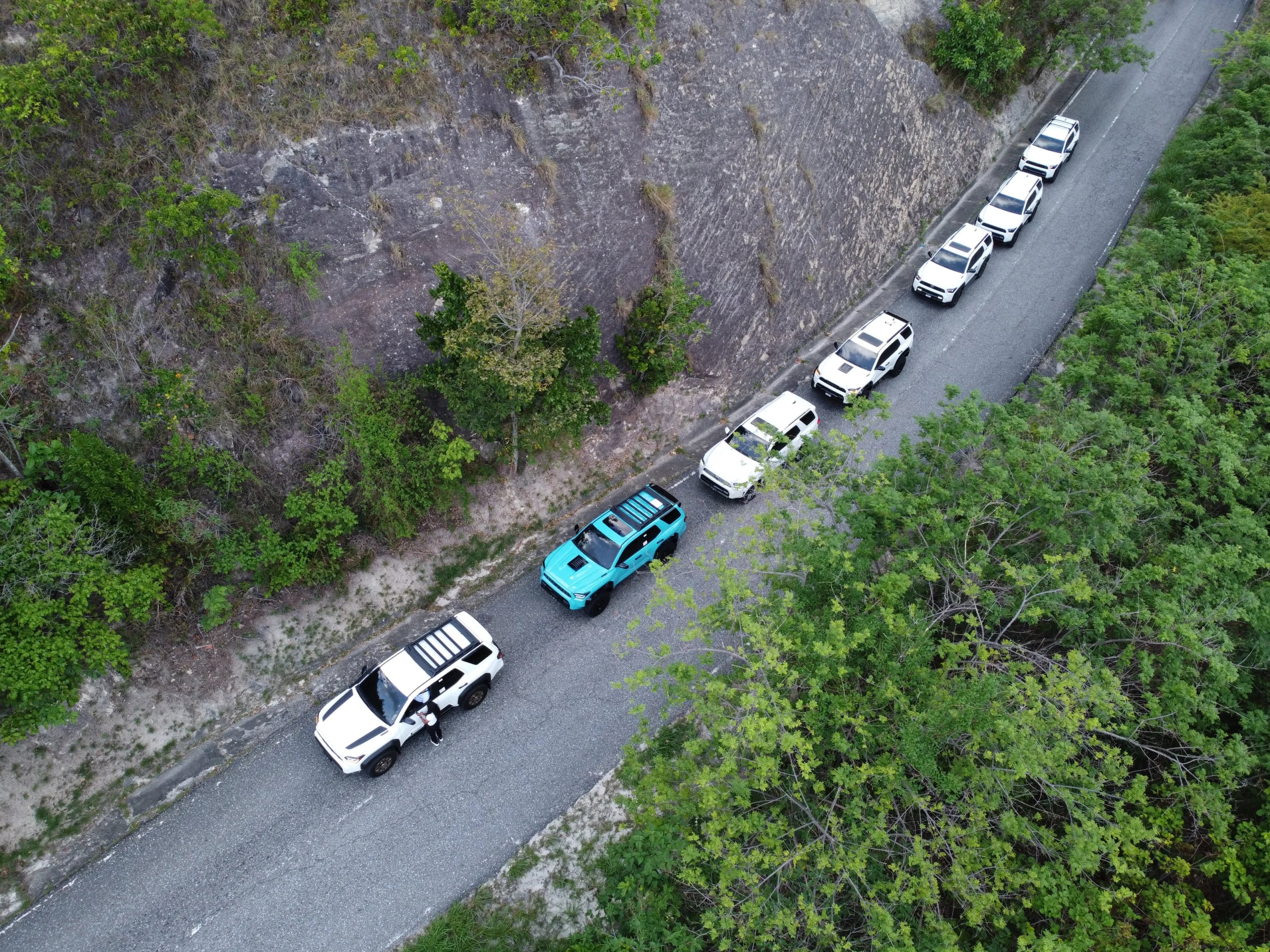 Vista aérea del convoy de vehículos Dacar en carretera de montaña