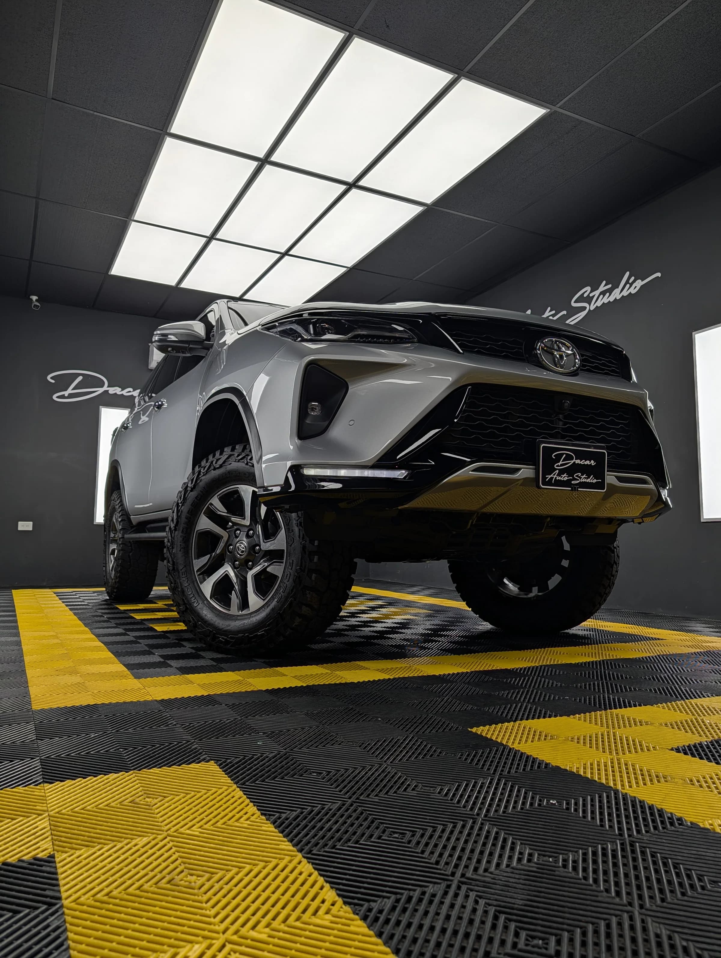 Toyota Fortuner con suspensión elevada y neumáticos all terrain, en Dacar Auto Studio