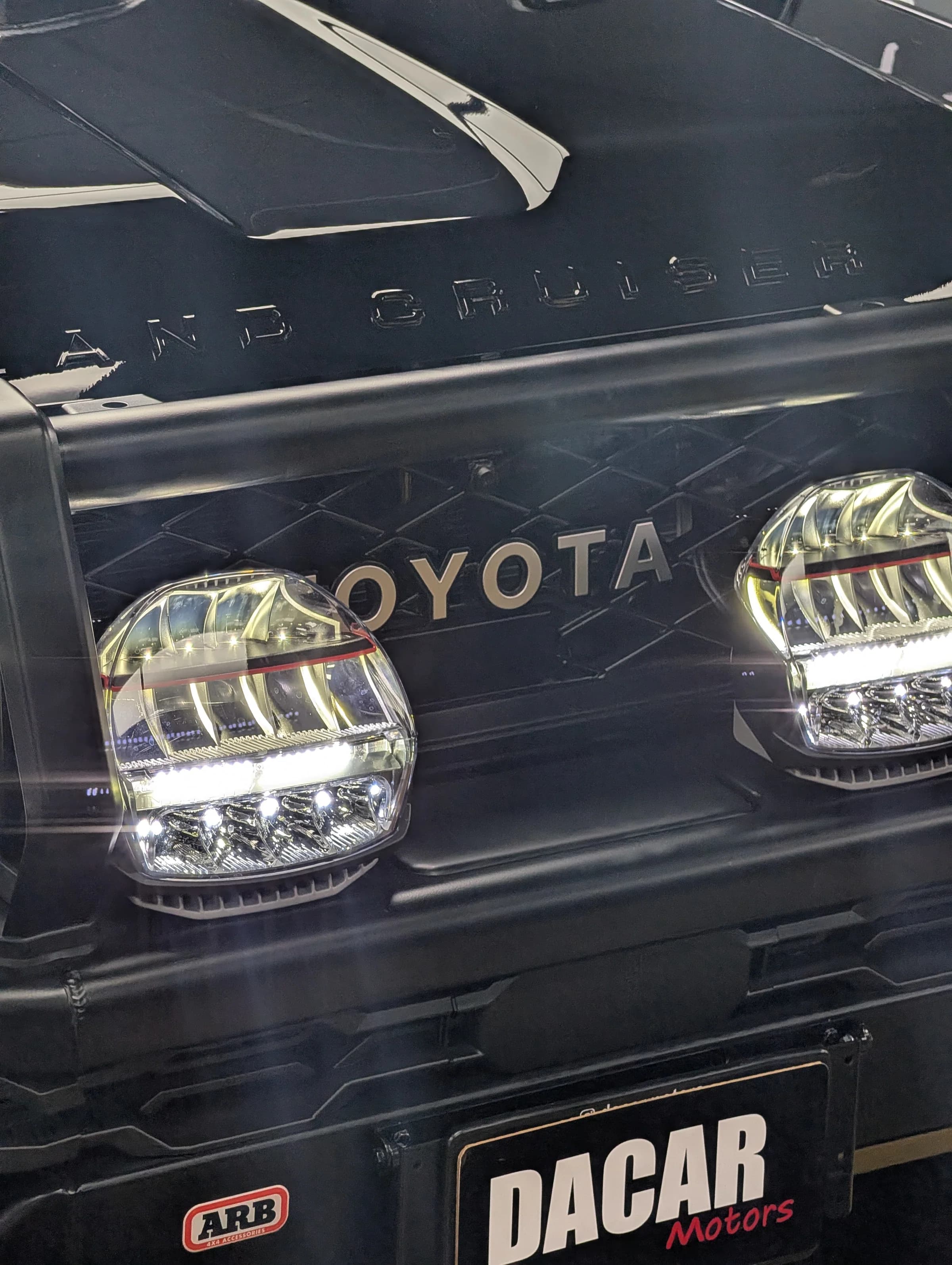 Detalle del frontal de un Land Cruiser con iluminación auxiliar instalada por Dacar Motors
